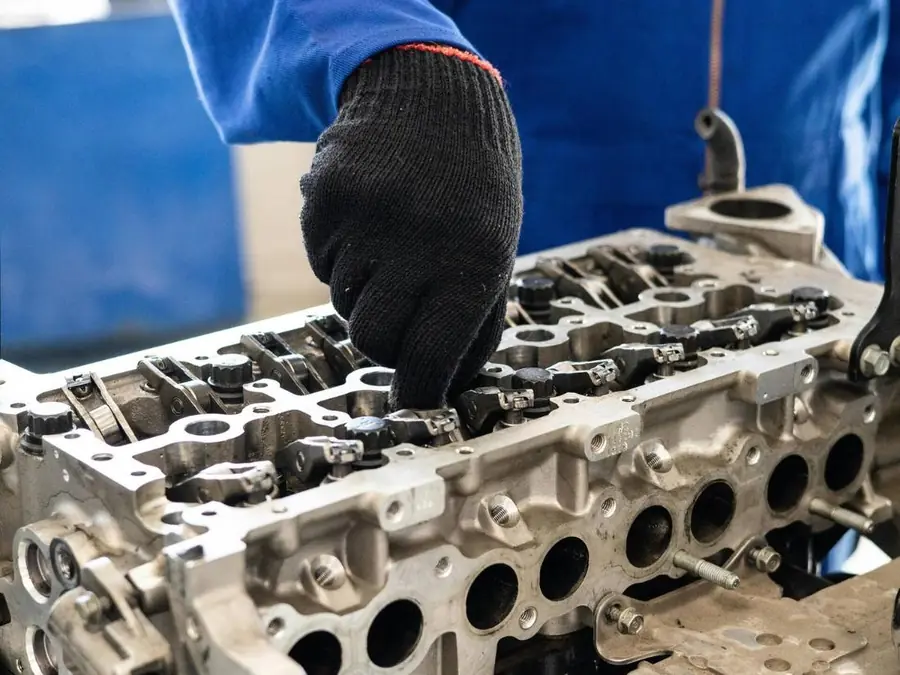 Zylinderkopf eines Motors bei der Reparatur